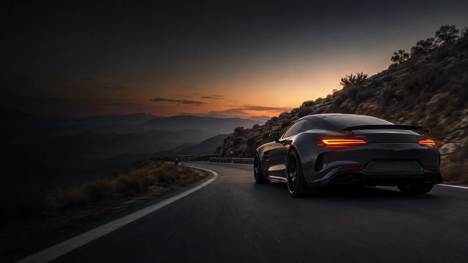 Coche deportivo en carretera al atardecer